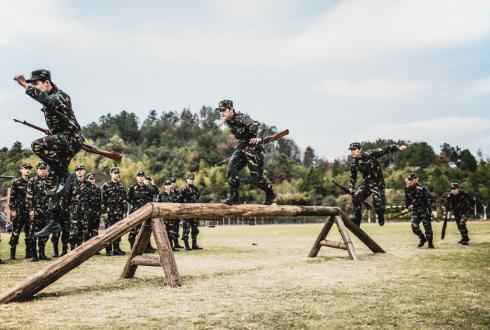 《烈火军校》曝光帅气军训照 神情坚毅显男儿本色