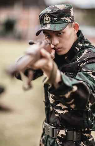 《烈火军校》曝光帅气军训照 神情坚毅显男儿本色
