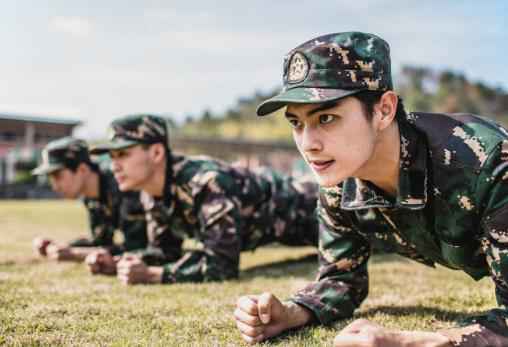 《烈火军校》曝光帅气军训照 神情坚毅显男儿本色
