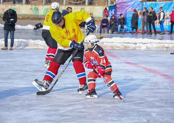 《大冰小将》最萌年龄差比赛上演 易烊千玺雷佳音为小将穿鞋反差巨大