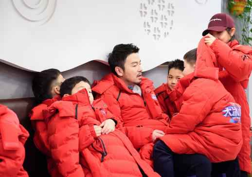 《大冰小将》易烊千玺雷佳音寻守护天使 “疾风少年”武大靖变菜场买手