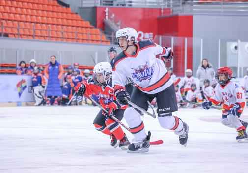 《大冰小将》易烊千玺雷佳音寻守护天使 “疾风少年”武大靖变菜场买手