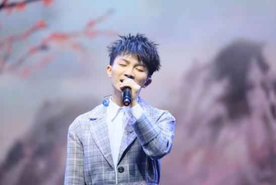 周深获年度校园人气艺人 《缘起》仙气十足美爆全场