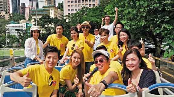 谭咏麟巴士巡唱遇30度高温 汗流浃背纸底裤赠歌手