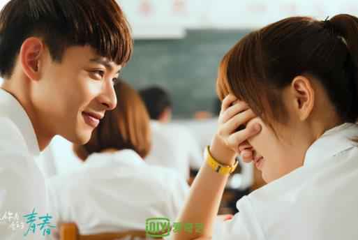 《以你为名的青春》今晚首播甜宠风暴来袭，主题曲演绎高糖治愈