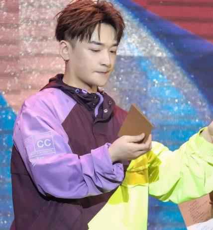 王一浩生日会首秀新歌 MIC男团成员空降现场