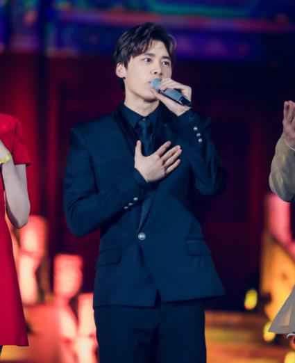 李易峰亚洲影视周上演西装杀 歌曲《灿烂》尽展青春力量