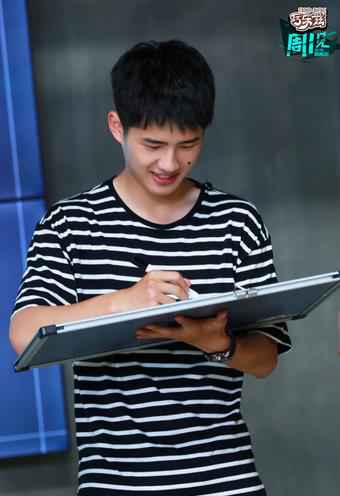 刘昊然化身“抽象画大师” 笔下人物嘴巴占了半张脸