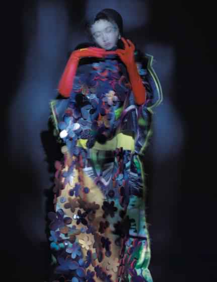 蔡依林时尚大片演绎迷幻色彩 光影虚实之间展神秘气息