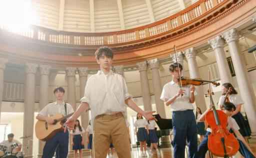 光良献唱电影《最好的我们》推广曲 为写歌回校园“找青春”