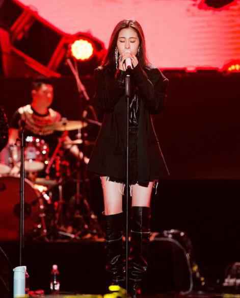 张碧晨用歌声致敬百年五四 助力青春梦想