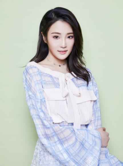 “全能少女”张可盈献唱央视五四晚会 甜润唱响青春正能量