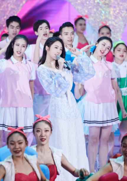 “全能少女”张可盈献唱央视五四晚会 甜润唱响青春正能量