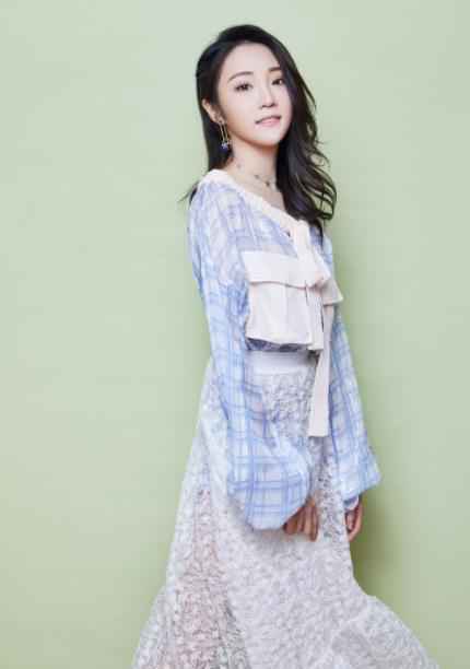 “全能少女”张可盈献唱央视五四晚会 甜润唱响青春正能量