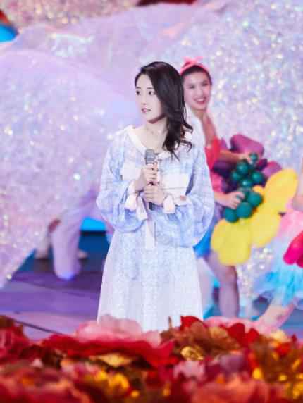 “全能少女”张可盈献唱央视五四晚会 甜润唱响青春正能量