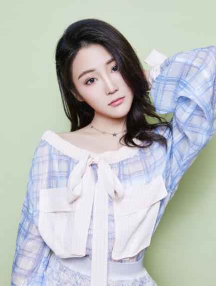 “全能少女”张可盈献唱央视五四晚会 甜润唱响青春正能量