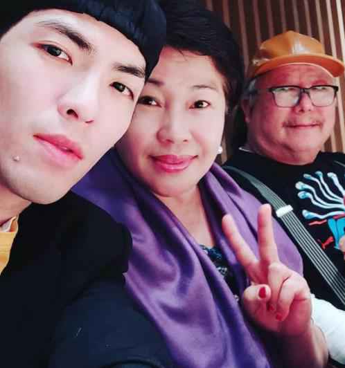 萧敬腾发文为父亲庆生 萧爸看到红包后开怀大笑