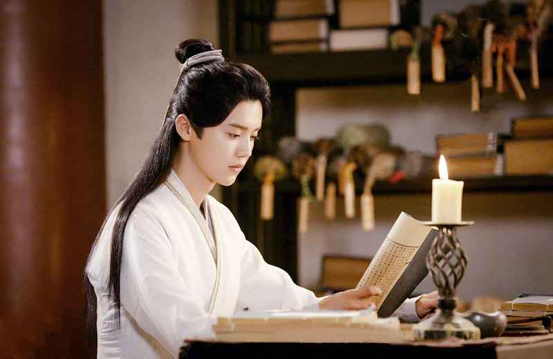 鹿晗参与录制《创造营2020》，穿着时髦又有个性，人气高