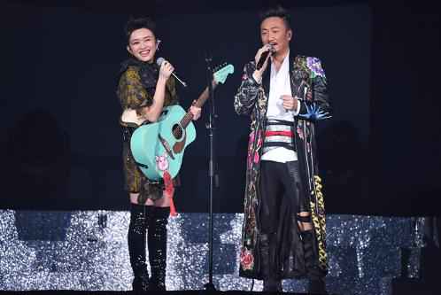 担任郑中基演唱会嘉宾 陈明憙自带猪头像做吉祥物