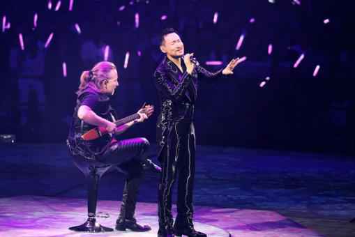 张学友带病开唱 幽默调侃粉丝年龄“高危险群”