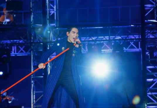 等2.5小时开唱!萧敬腾四面鞠躬道歉“觉得尴尬”