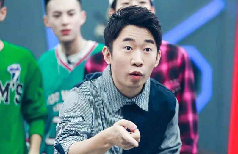 《王牌对王牌》蒙眼游戏惹爆笑，杨迪对敌下死手，沈腾吓得哆嗦成表情包