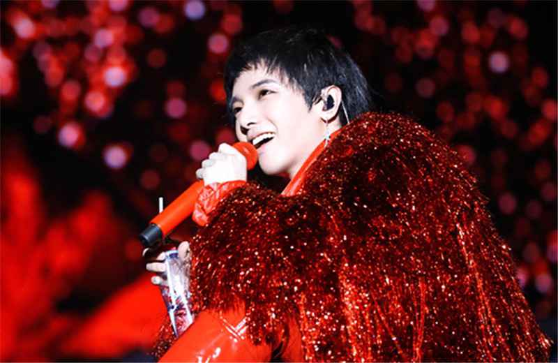 《王牌对王牌》蒙眼游戏惹爆笑，杨迪对敌下死手，沈腾吓得哆嗦成表情包