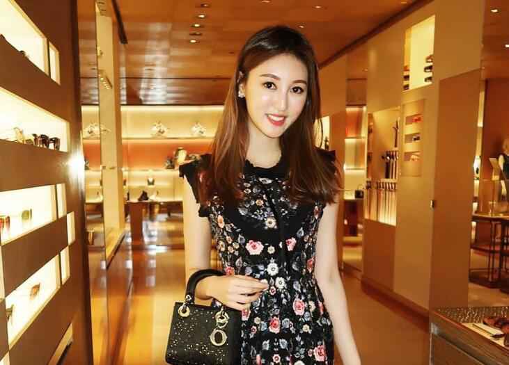 何艳娟结婚一年离婚 领三亿赡养费