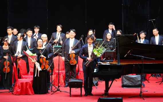 “云指肖邦”南昌站座无虚席 李云迪奏响城市最强音