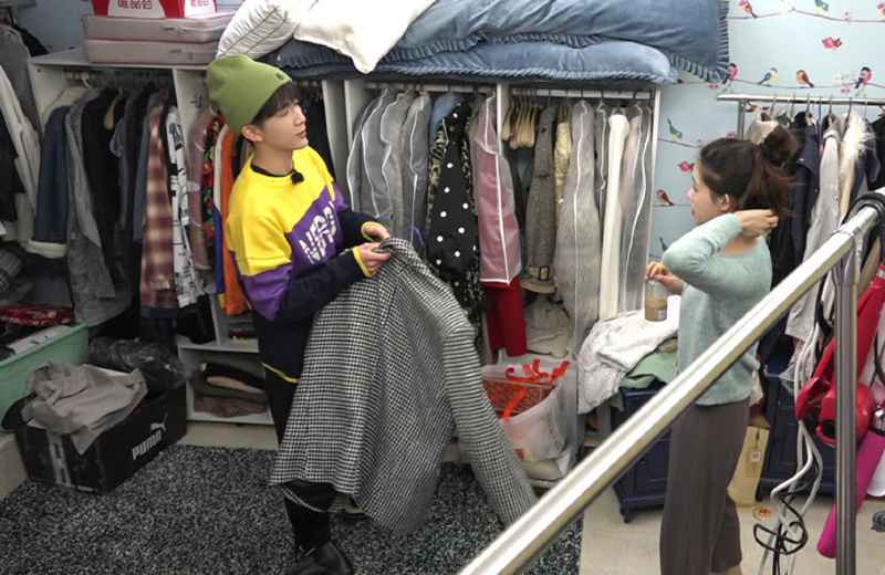 林允张新成吃饭时，你是否注意到林允坐姿？俩人不愧是哥们