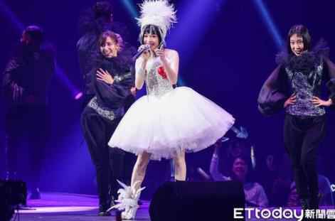 张韶涵开唱疑因耳麦问题走音 唱一半尴尬笑场