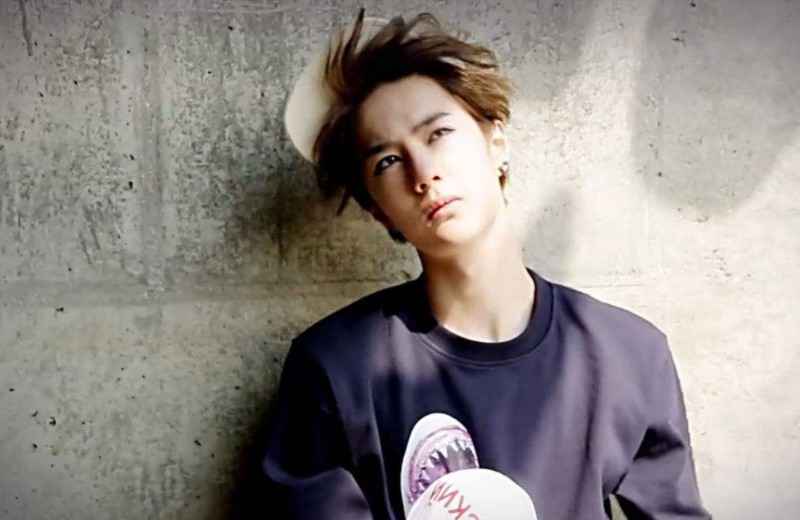 粉色卫衣抢镜,王一博录制节目,素颜出镜超搞笑