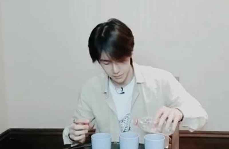 粉色卫衣抢镜,王一博录制节目,素颜出镜超搞笑