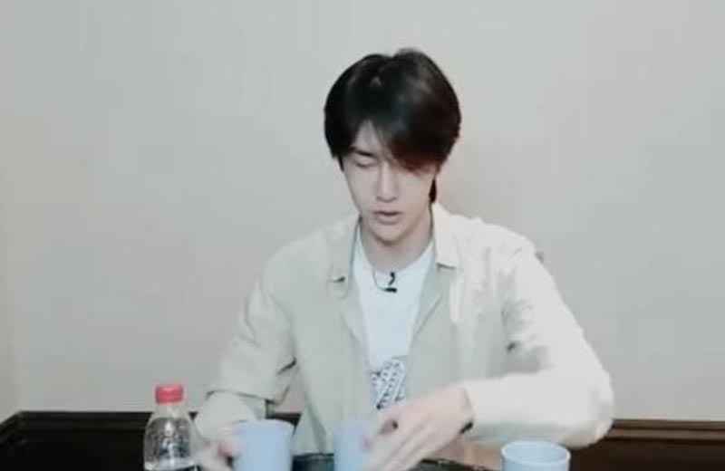 粉色卫衣抢镜,王一博录制节目,素颜出镜超搞笑