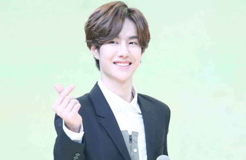 粉色卫衣抢镜,王一博录制节目,素颜出镜超搞笑