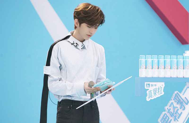 朱正廷担任《青春有你2》导师，观众质疑节目组的真实意图