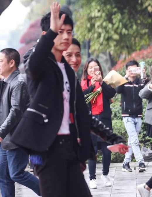 维嘉终于笑了!现身《歌手》喜笑颜开心情大好