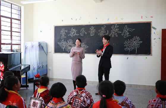 李云迪探访云南乡村小学 以音乐力量助力乡村教育