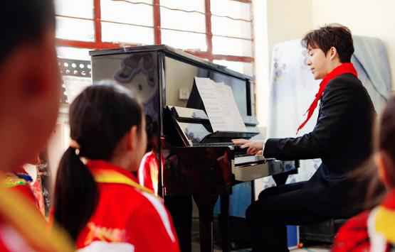 李云迪探访云南乡村小学 以音乐力量助力乡村教育
