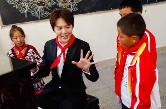 李云迪探访云南乡村小学 以音乐力量助力乡村教育