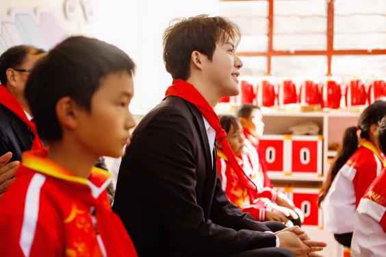 李云迪探访云南乡村小学 以音乐力量助力乡村教育
