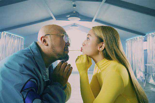 鬼鬼吴映洁《你要不要先回家》MV上线 变身AI虚拟女友“为爱进化”