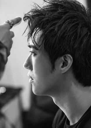 常远《喜剧人》化身国际巨星 造型酷帅引迷妹“舔屏”