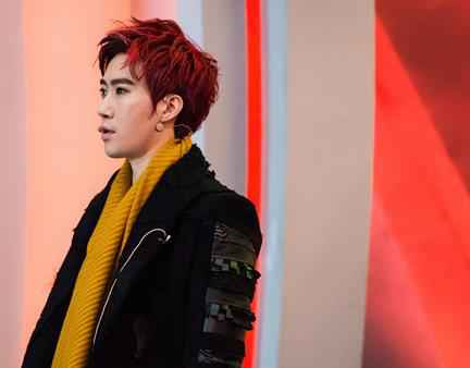 常远《喜剧人》化身国际巨星 造型酷帅引迷妹“舔屏”