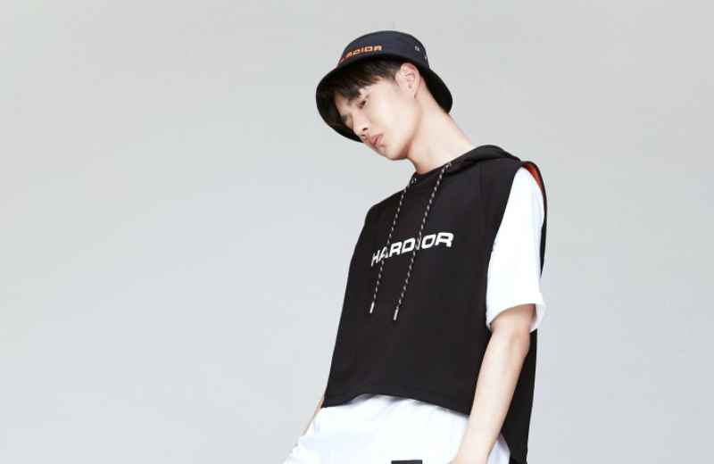 《天天向上》王一博对于摩托车喜爱,一眼认出张天爱手里的头盔