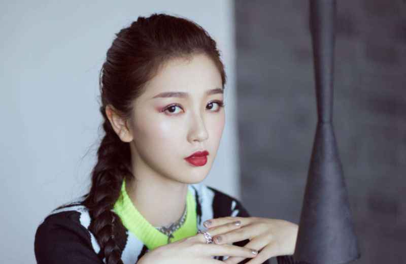 《青春有你2》虞书欣取得第一名成绩，被导师点评为古灵精怪