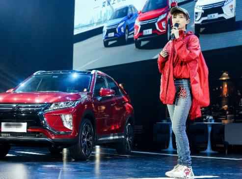 李宇春出席活动热情歌舞 自曝在酒店房间灵感爆发写新歌