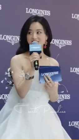 赵丽颖突然掉耳环救场被赞