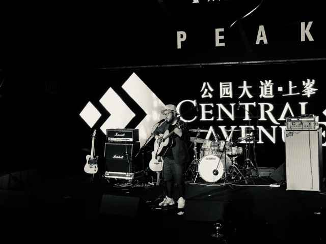 船长刘锦泽携《十点半的地铁》现身重庆成熟低嗓引爆现场观众