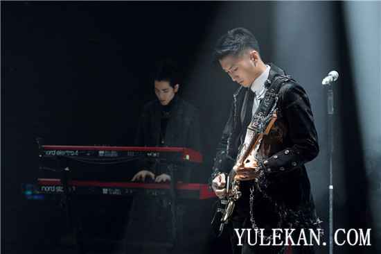 谢霆锋“弹拨片”将成名场面 《我们的乐队》试听会今日上线